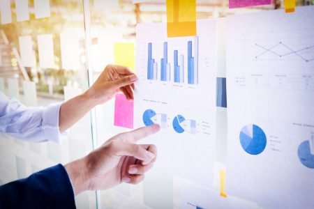 empresario-fazendo-a-apresentacao-com-seus-colegas-e-estrategia-de-negocios-efeito-de-camada-digital-no-escritorio-como-conceito empresario-fazendo-a-apresentacao-com-seus-colegas-e-estrategia-de-negocios-efeito-de-camada-digital-no-escritorio-como-conceito